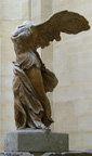 Cool aura omkring den hr huvudlsa statyn inne i Louvren